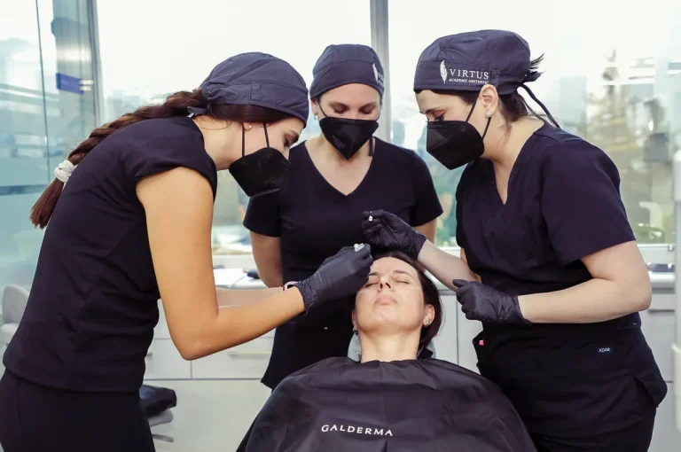 Alumnas aplicando técnicas de armonización facial con supervisión docente