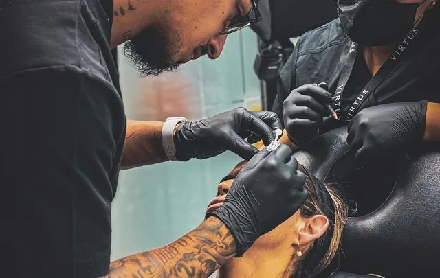 Alumno realizando un procedimiento de armonización facial