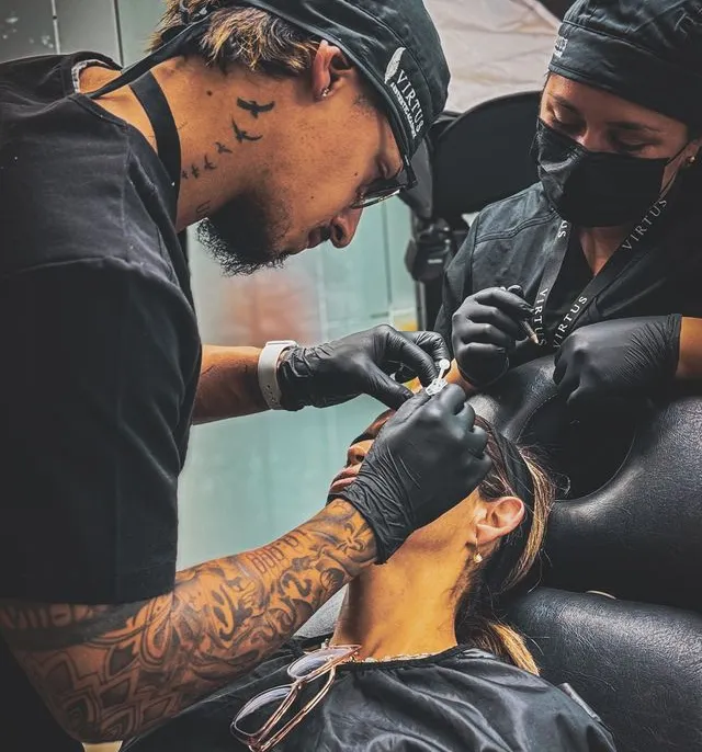 Alumno realizando un procedimiento de armonización facial