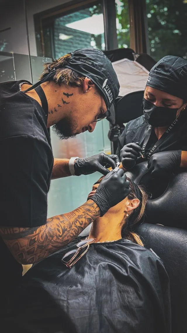 Alumno realizando un procedimiento de armonización facial