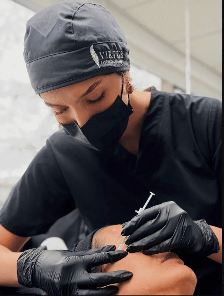 Alumna realizando un procedimiento de armonización orofacial durante el Hands On